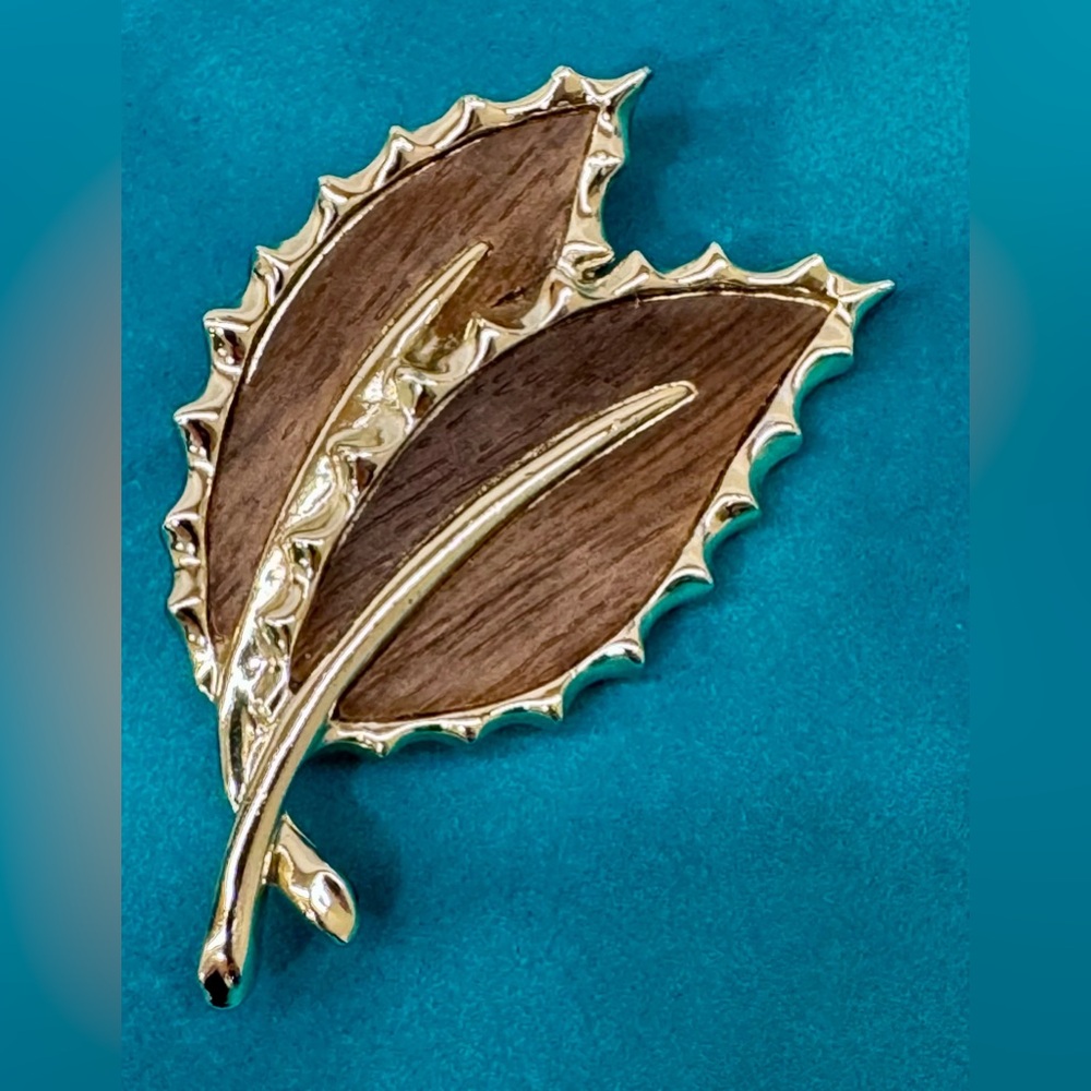 ✨ 🌿 Vintage Sarah Coventry Wood & Gold Tone Leaf Brooch